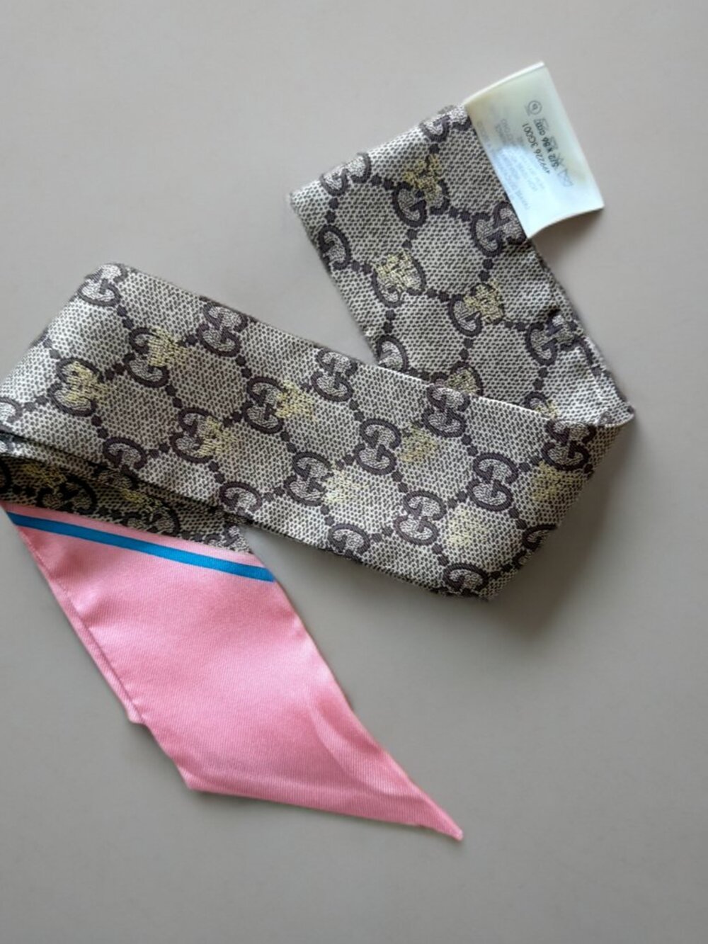Gucci Gold Beige GG Supreme Monogram Bee Neck Bow Silk Scarf - Picture 4 of 7